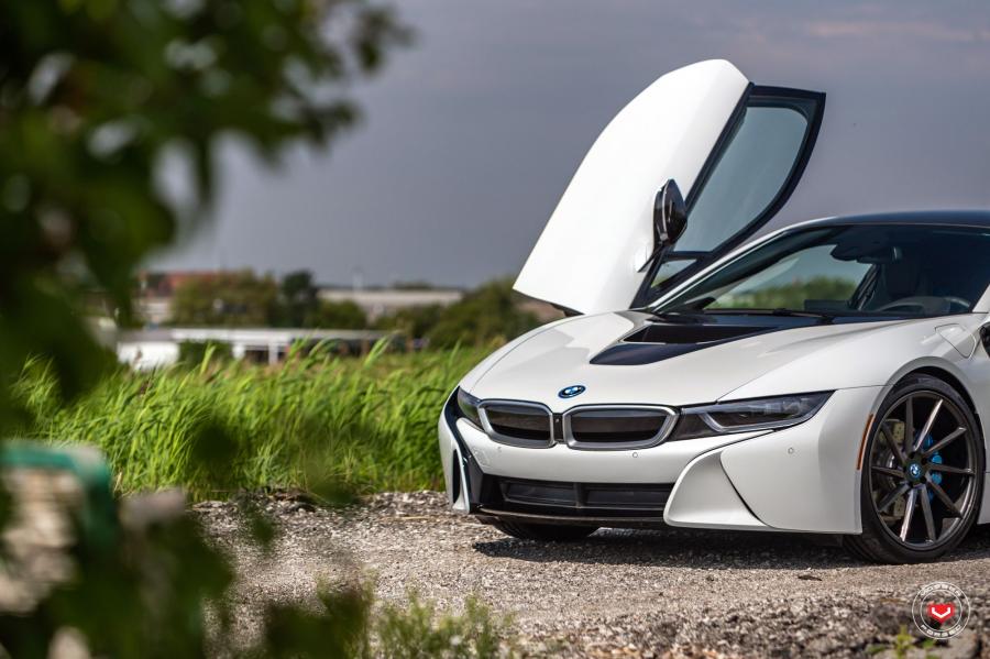 Детали экстерьера BMW i8 on Vossen Wheels (VPS-310T) 2018 года  (фото 4 из 26)